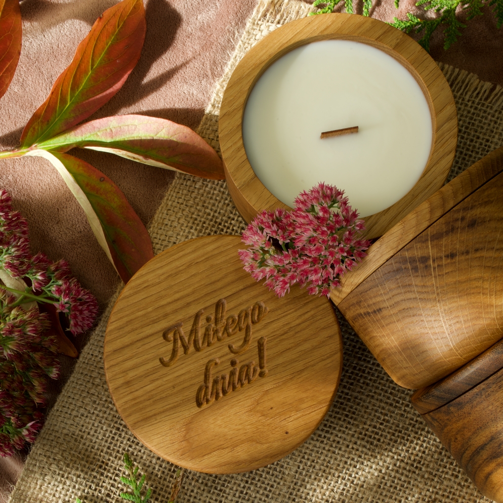 drewniane dekoracje, wyroby z drewna do domu, wyroby z drewna egzotycznego, świeca sojowa zapachowa, wyjątkowa świeca, grawerowanie, personalizowana świeca